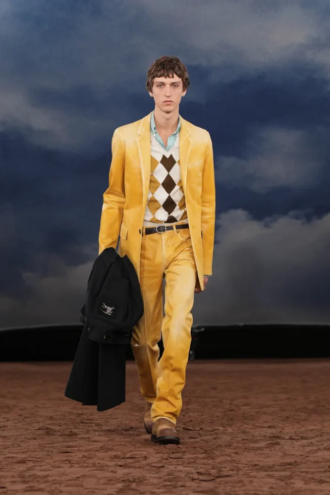 048_DT_BURBERRY_2026_SS26_FEBRUARY_SHOW_RUNWAY_LOOK_FRONT_48_RGB_CROPPED_2x3
