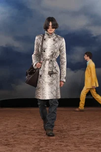 053_DT_BURBERRY_2026_SS26_FEBRUARY_SHOW_RUNWAY_LOOK_FRONT_53_RGB_CROPPED_2x3