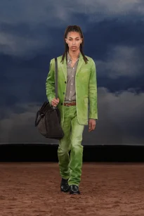 055_DT_BURBERRY_2026_SS26_FEBRUARY_SHOW_RUNWAY_LOOK_FRONT_55_RGB_CROPPED_2x3