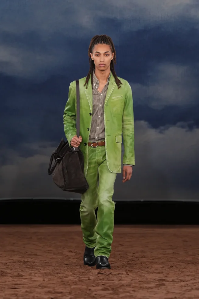 055_DT_BURBERRY_2026_SS26_FEBRUARY_SHOW_RUNWAY_LOOK_FRONT_55_RGB_CROPPED_2x3