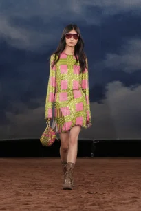 056_DT_BURBERRY_2026_SS26_FEBRUARY_SHOW_RUNWAY_LOOK_FRONT_56_RGB_CROPPED_2x3