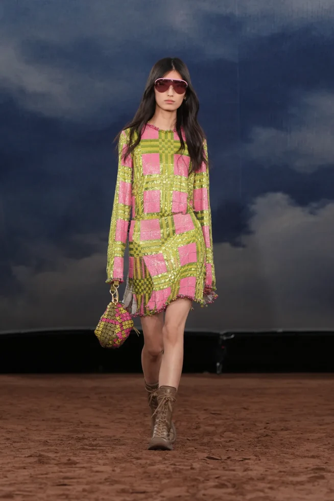 056_DT_BURBERRY_2026_SS26_FEBRUARY_SHOW_RUNWAY_LOOK_FRONT_56_RGB_CROPPED_2x3