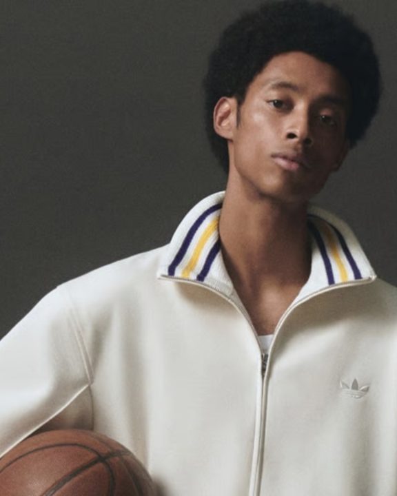 Adidas Originals homenageia Kareem Abdul-Jabbar ao reinventar coleção de outono
A Adidas possui uma relação história com Kareem Abdul-Jabbar e agora presta homenagem à ele em nova coleção