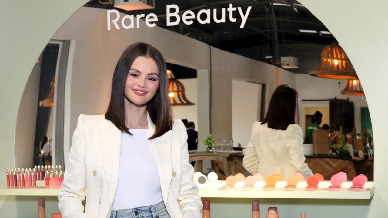 Funcionais e acessíveis: Selena Gomez revoluciona o mercado de embalagens de maquiagem com Rare Beauty
Ao unir beleza e funcionalidade, a marca acompanha as tendências e redefine o verdadeiro significado de inclusão
