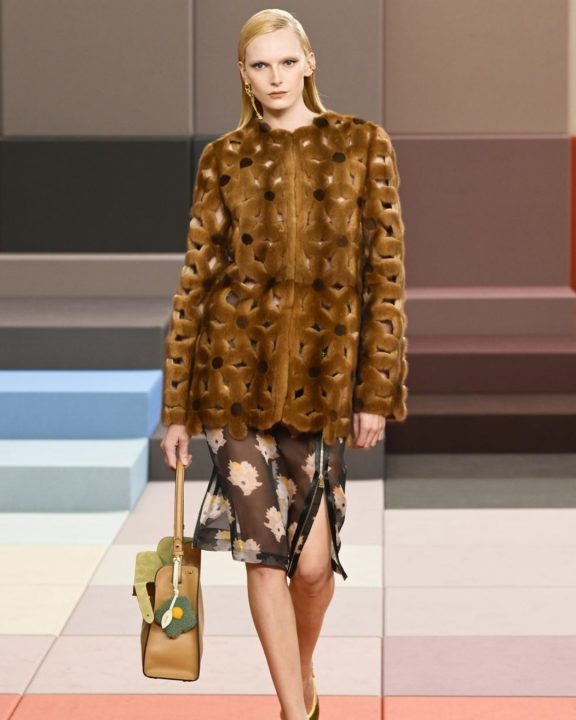 Alex Consani, Amelia Gray e Paloma Elsesser brilham na passarela da Fendi
Durante o desfile da Fendi na Milan Fashion Week, modelos famosas chamaram atenção ao exibirem looks da grife