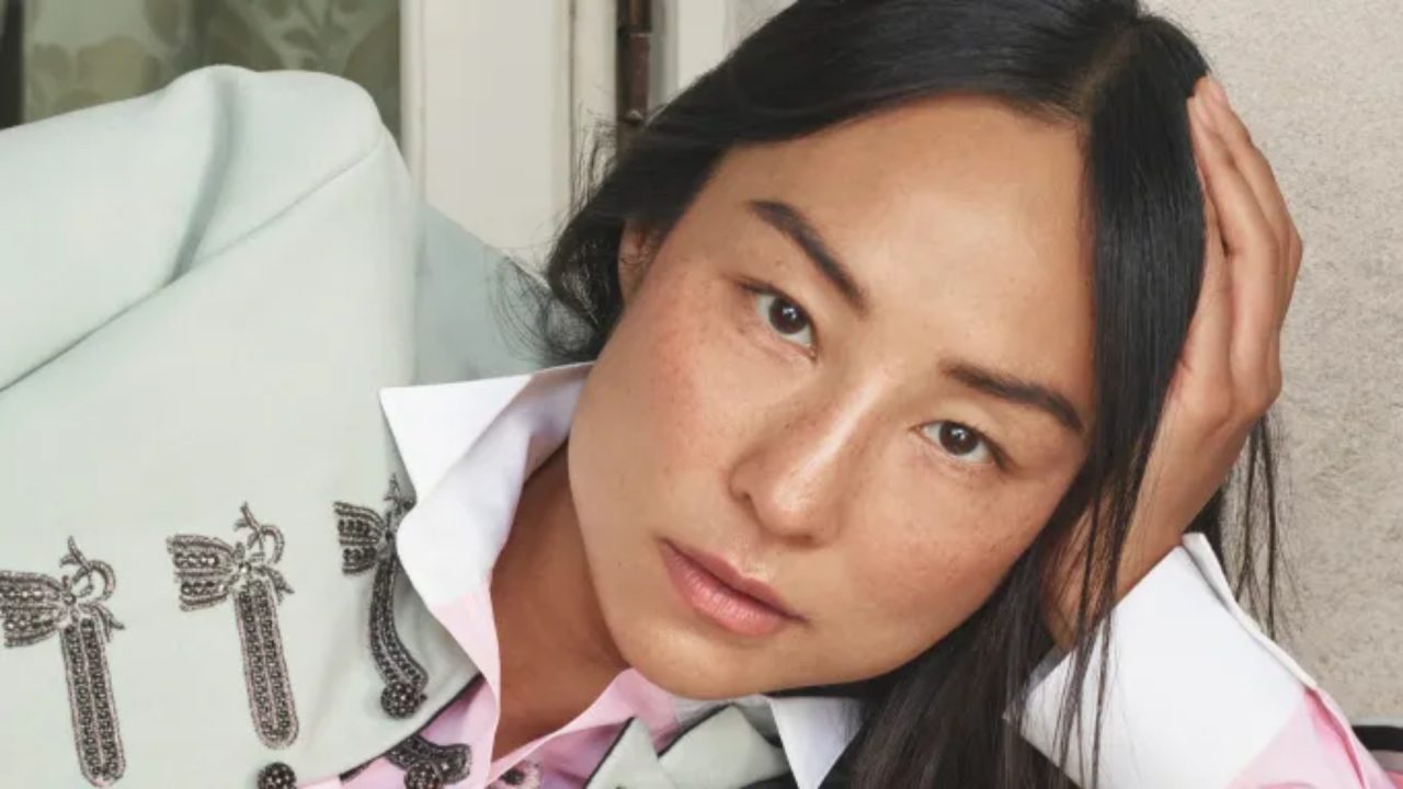 Após diversos red carpets com a maison, Greta Lee é nomeada nova embaixadora da Dior
Greta Lee vem chamando a atenção ao usar diversos looks da Dior em tapetes vermelhos, e agora foi nomeada embaixadora global da maison