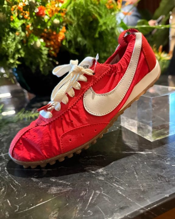 Moon Shoe: Nike e Jacquemus revivem primeiro modelo da marca esportiva em nova collab
A collab entre as duas marcas não é uma novidade, mas agora a colaboração irá explorar um dos primeiros modelos da Nike