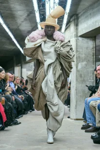 00014-comme-des-garcons-spring-2026-ready-to-wear-credit-gorunway
