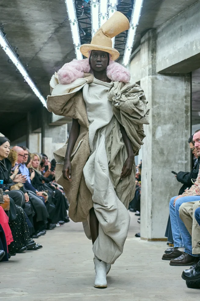 00014-comme-des-garcons-spring-2026-ready-to-wear-credit-gorunway