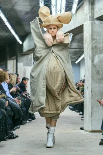 00015-comme-des-garcons-spring-2026-ready-to-wear-credit-gorunway