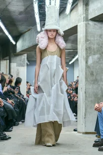 00016-comme-des-garcons-spring-2026-ready-to-wear-credit-gorunway