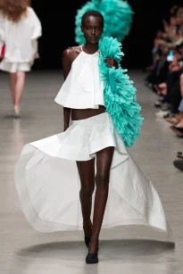 00016-stella-mccartney-spring-2026-ready-to-wear-credit-gorunway