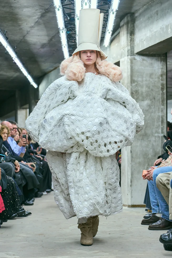 00017-comme-des-garcons-spring-2026-ready-to-wear-credit-gorunway