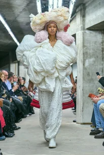 00021-comme-des-garcons-spring-2026-ready-to-wear-credit-gorunway