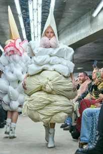 00023-comme-des-garcons-spring-2026-ready-to-wear-credit-gorunway