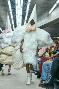 00024-comme-des-garcons-spring-2026-ready-to-wear-credit-gorunway