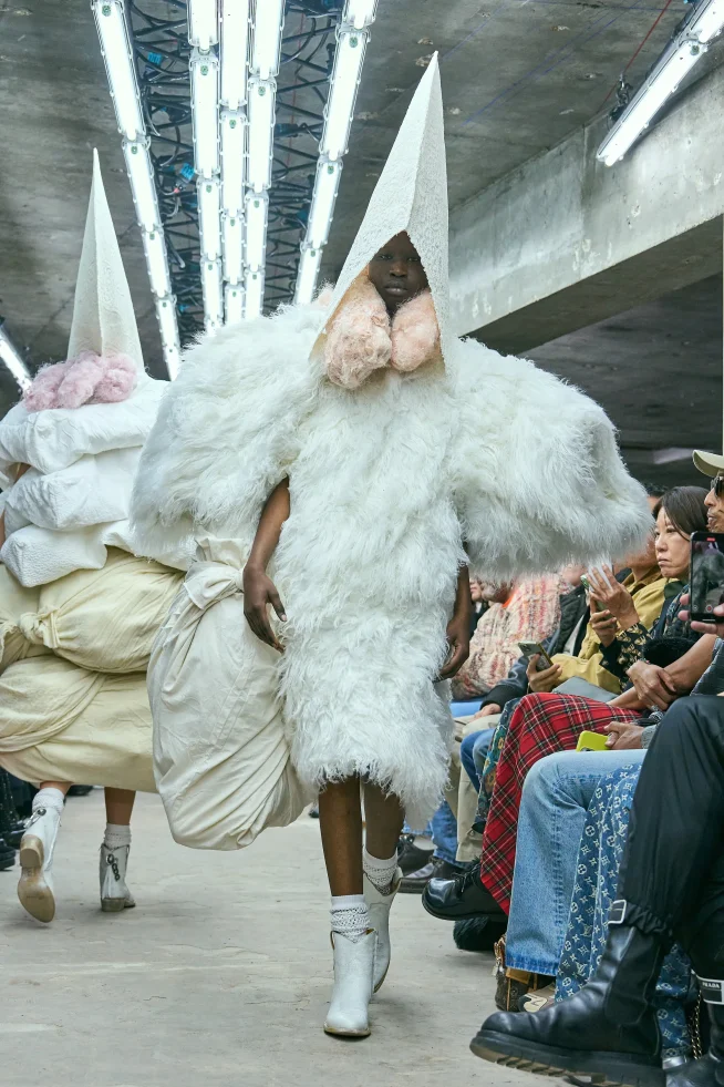 00024-comme-des-garcons-spring-2026-ready-to-wear-credit-gorunway