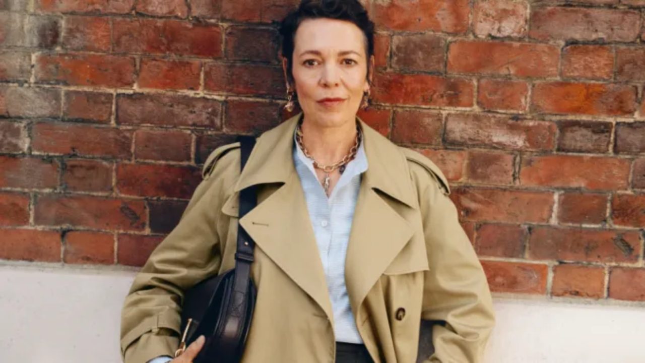 Burberry escala Olivia Colman para campanha que homenageia tradições de Londres
A Burberry revelou recentemente sua mais nova campanha que ressalta tradições londrinas com muito estilo