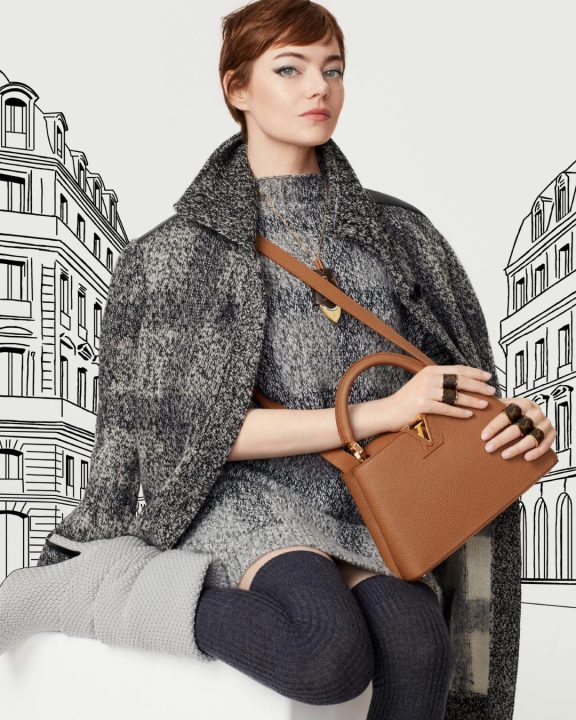 Emma Stone e Jung Ho-yeon estrelam campanha de bolsas da Louis Vuitton
As atrizes, também embaixadoras da maison, estrelam nova campanha de bolsas com toque lúdico francês