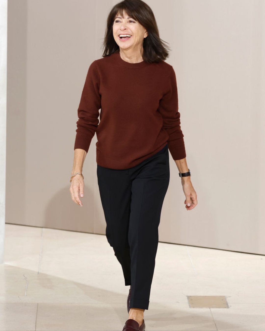 <h1><span style="font-weight: 400;">Véronique Nichanian, diretora criativa da linha masculina da Hermès, deixa grife após 37 anos</span></h1>
<h2><span style="font-weight: 400;">A estilista, que ocupava um dos principais cargos da maison, deixa seu posto vago após um período de 37 anos</span></h2>
