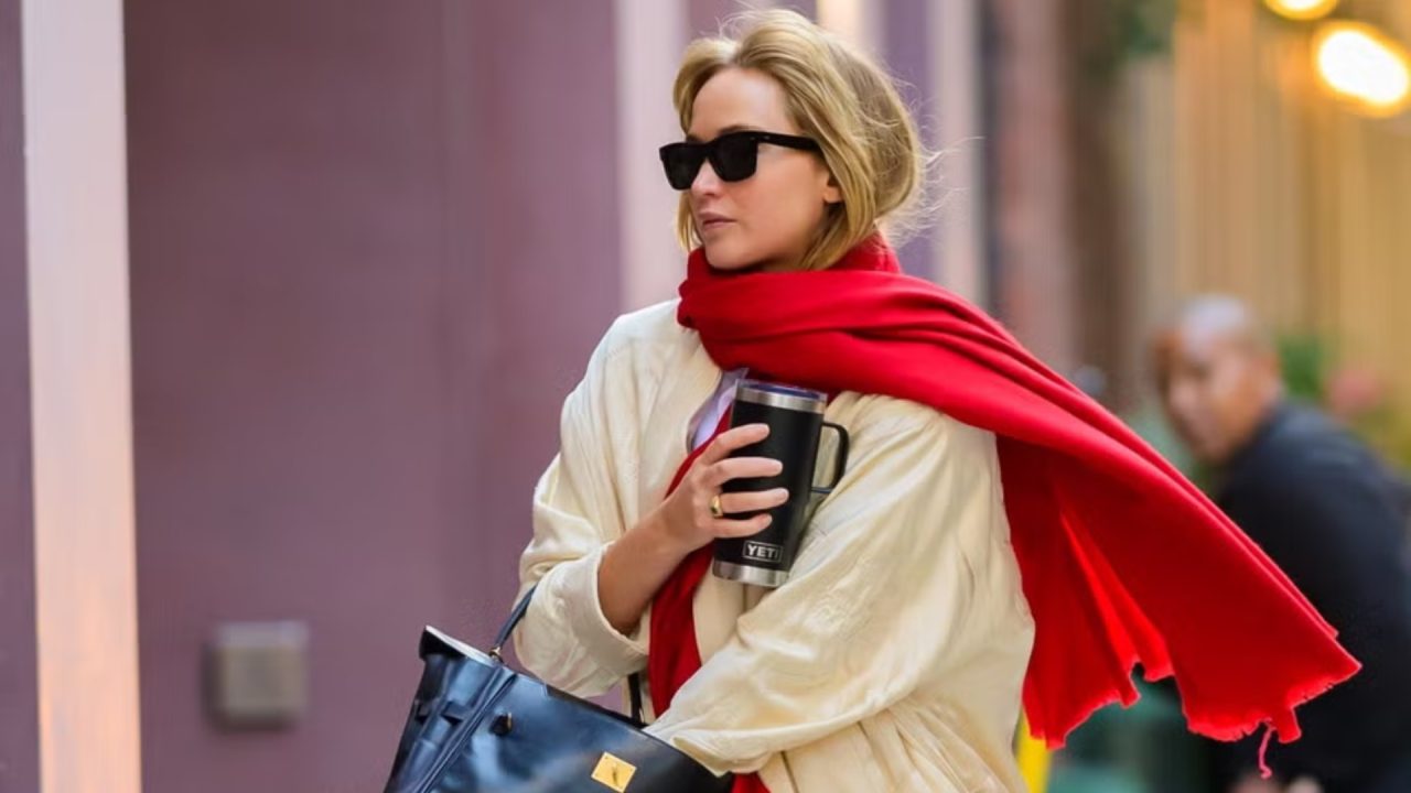 Não é só uma bolsa! Jennifer Lawrence transforma a Hermès Kelly em ícone de estilo
A atriz aposta em elegância casual e moda urbana nas ruas de Nova York, com a famosa bolsa-desejo do luxo atemporal