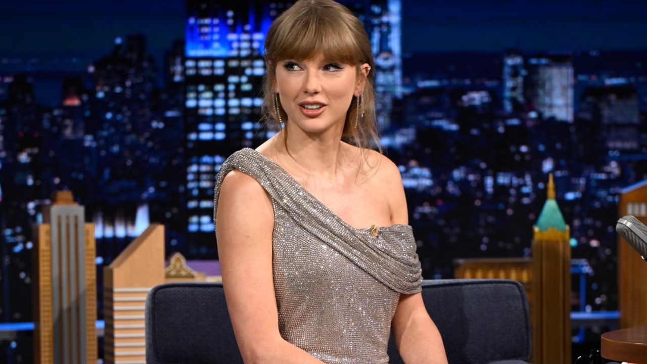 Um zoom no visual de Taylor Swift durante participação no programa de Jimmy Fallon
Cantora promove novo álbum “The Life of a Showgirl” com look reluzente durante participação em famoso programa