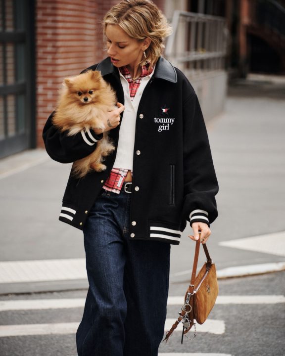 Tommy Jeans revela campanha de outono com nova coleção cápsula para a Tommy Girl
Nesta nova fase da marca, a linha Tommy Jeans escolhe NY como plano de fundo e peças versáteis com toque urbano