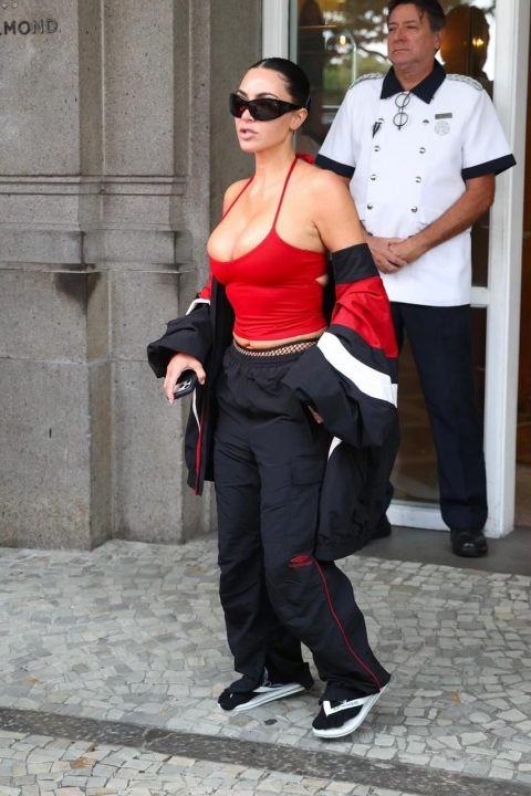 Kim Kardashian deixa o Hotel Copacabana Palace de Havaianas.