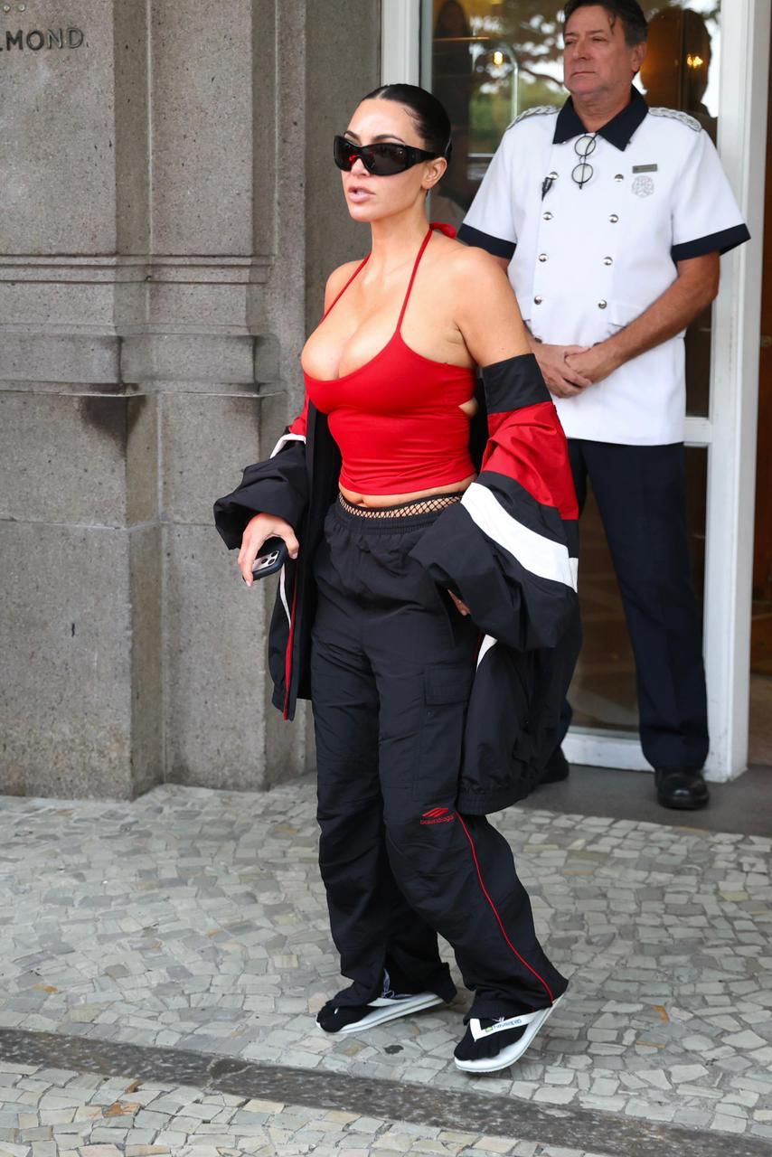 Kim Kardashian deixa o Hotel Copacabana Palace de Havaianas.