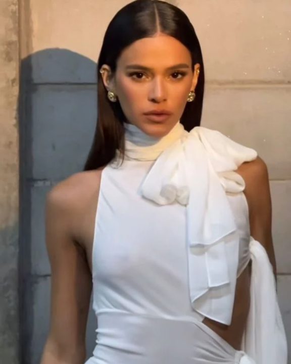 Bruna Marquezine aposta em vestido Alaïa