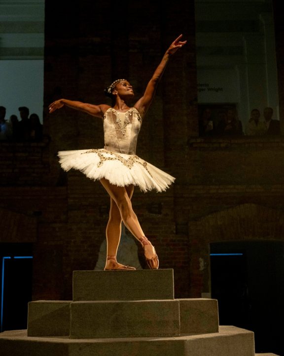 Ingrid Silva se apresenta na Pinacoteca