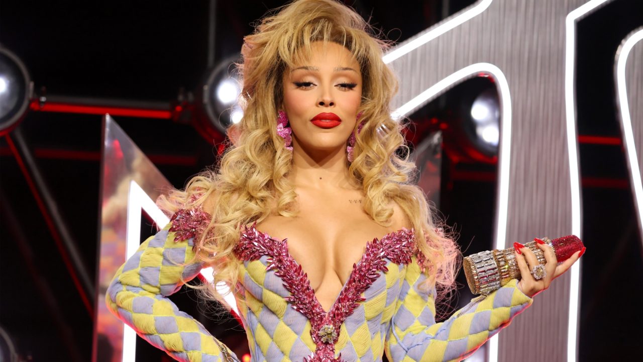 MAC anuncia a volta da MACzine com capa protagonizada por Doja Cat