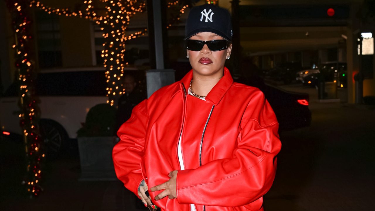 Rihanna aposta em brincos de flores naturais da Dior