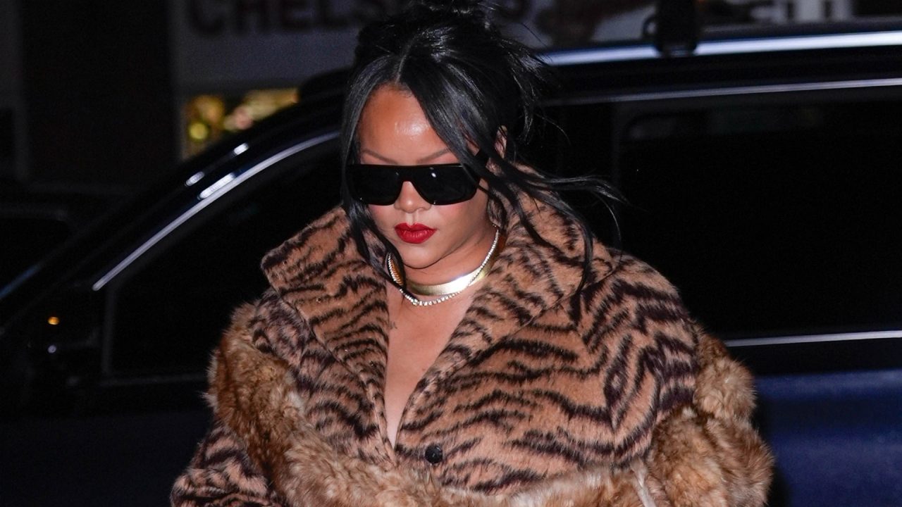 Rihanna usa casaco e mistura de animal print em NY