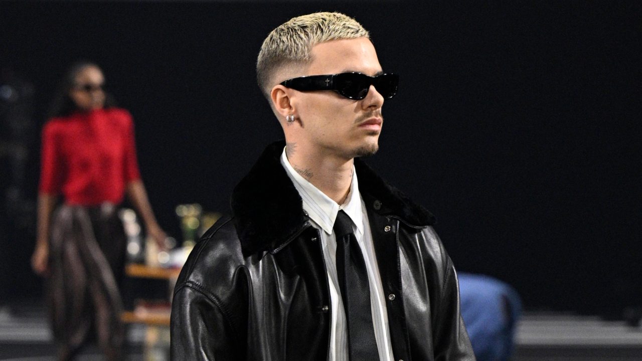 Romeo Beckham desfila para Willy Chavarria durante a Semana Masculina de Paris
