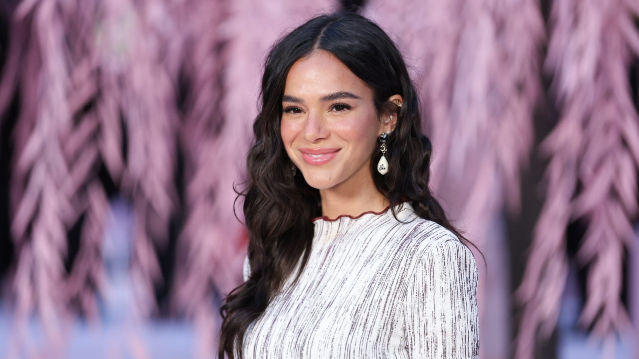 Bruna Marquezine usa look icônico da Chanel durante a estreia de Matthieu Blazy
