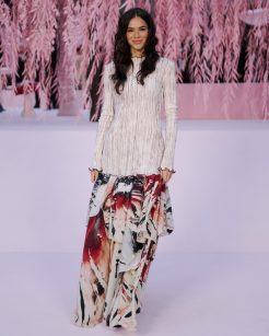 Bruna Marquezine usa look icônico da Chanel durante a estreia de Matthieu Blazy
