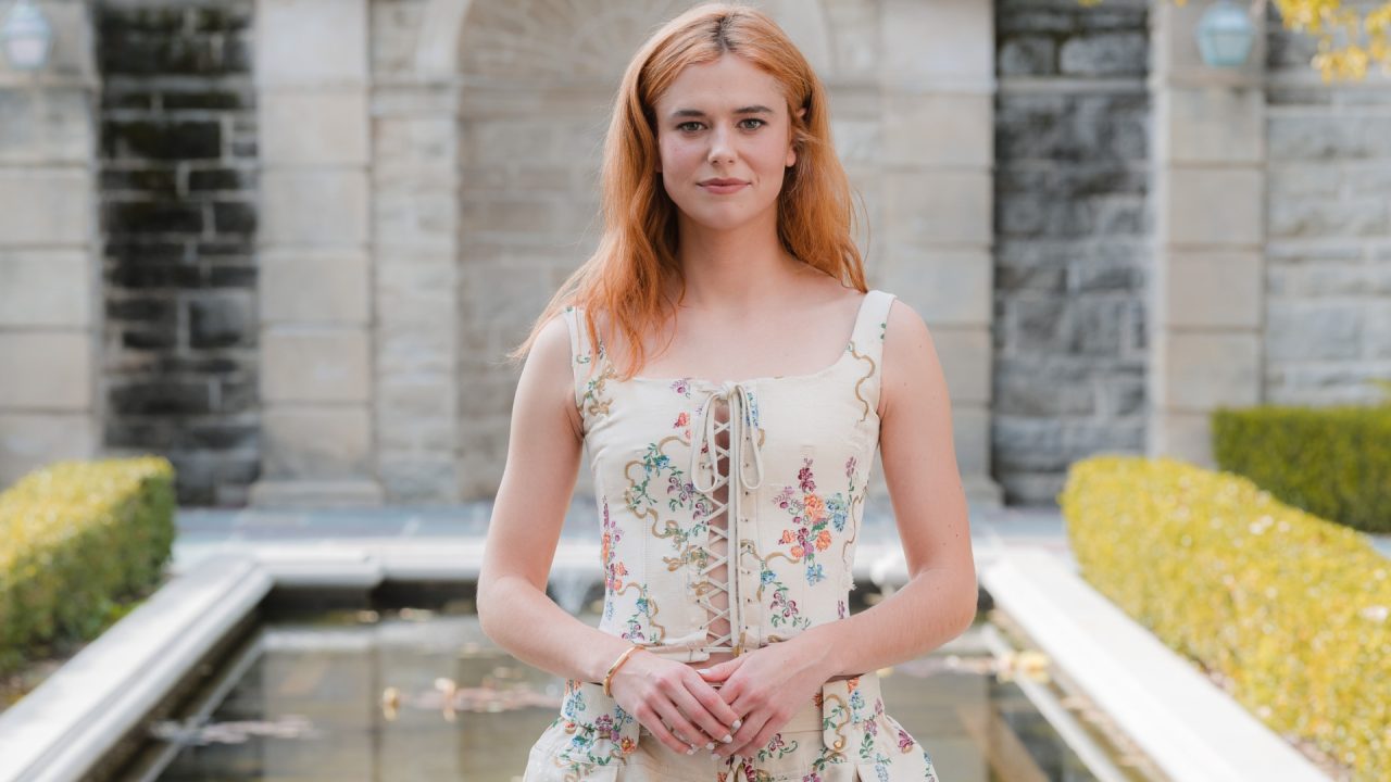 Atrizes apostam em looks opostos durante coletiva de Wuthering Heights