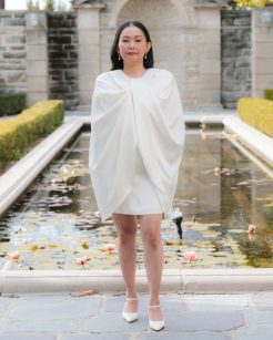 Atrizes apostam em looks opostos durante coletiva