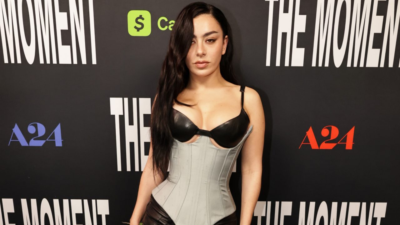Charli XCX aposta em couro, corset e styling dramático durante premiere de The Moment