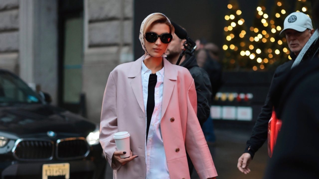 Bella Hadid aposta em tendência vintage enquanto caminha por Nova York