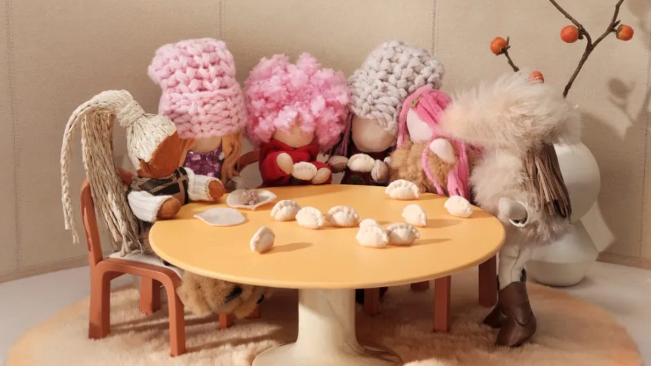 Fendi lança coleção cápsula com pingentes de bolsa para o ‘Year of the Horse’
A Fendi celebra o ‘Year of the Horse’ com a coleção Fendi BFF e uma loja pop-up; confira os pingentes Adele e Bread e a nova bolsa Peekaboo