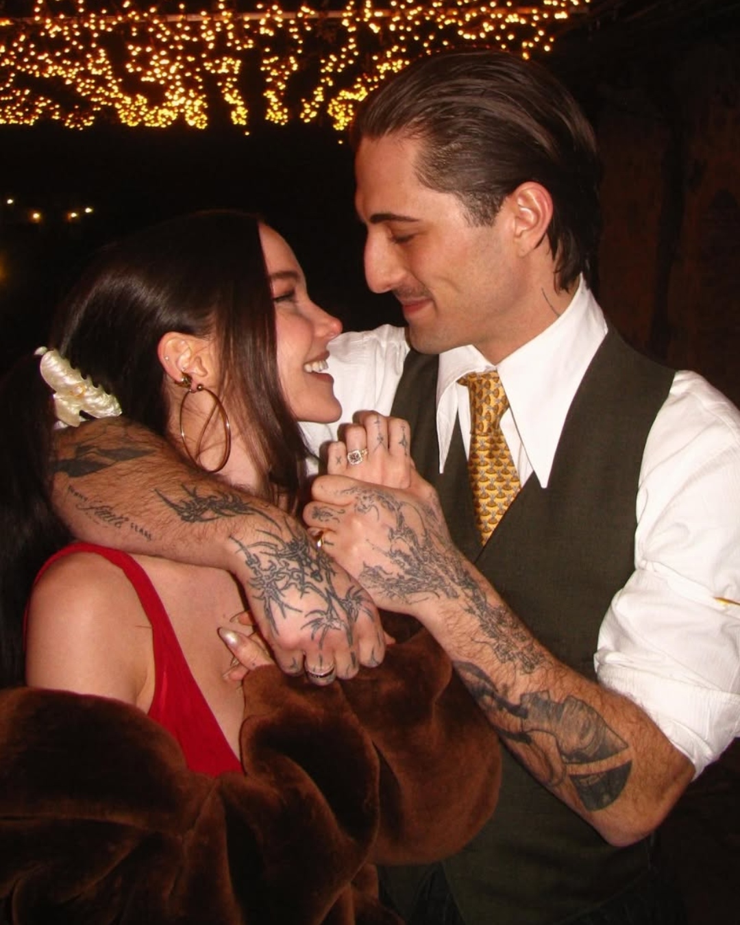 <h1><span style="font-weight: 400;">18 quilates e designer dos famosos: O que sabemos sobre o anel de noivado de Dove Cameron</span></h1>
<h2><span style="font-weight: 400;">Dove Cameron e Damiano David estão noivos e reunimos tudo o que sabemos sobre o luxuoso anel de noivado da atriz</span></h2>
