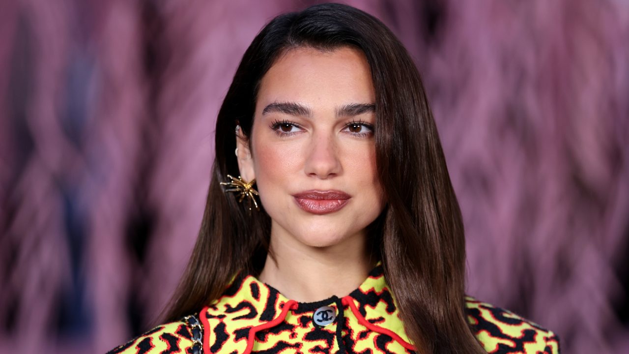 Dua Lipa estreia bolsa da Chanel em Paris