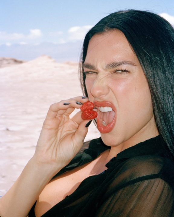 De look all black, Dua Lipa apresenta novo perfume YSL Libre Berry Crush em campanha