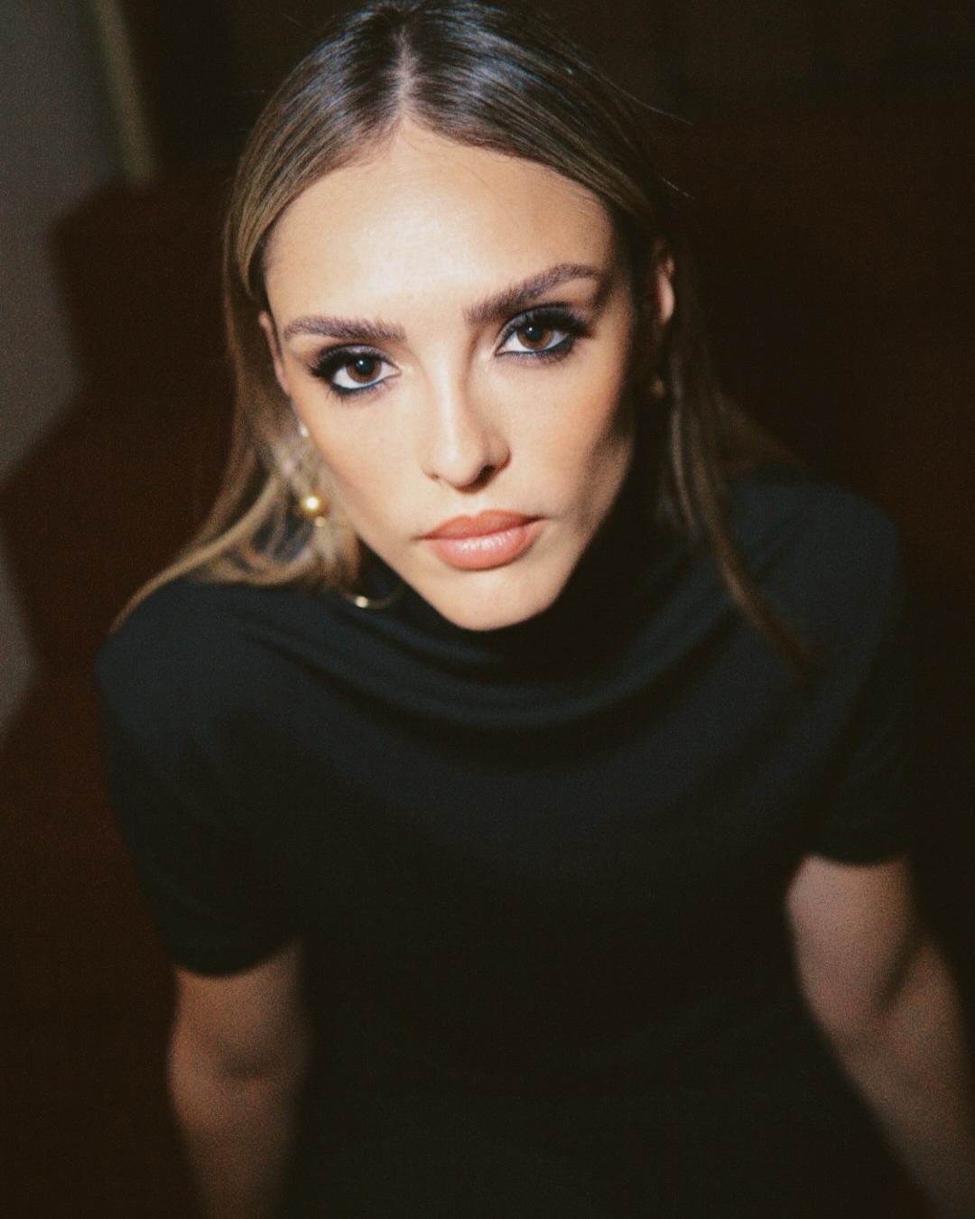 <h1><span style="font-weight: 400;">Isabelle Drummond aposta em look all black da Jil Sander e joias de grife para estreia de novela</span></h1>
<h2><span style="font-weight: 400;">Para celebrar a estreia da nova novela da TV Globo, “Coração Acelerado”, Isabelle Drummond usou um look elegante da Jil Sander</span></h2>
