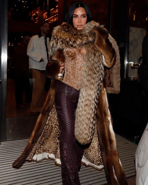 Kim Kardashian usa casaco de Roberto Cavalli