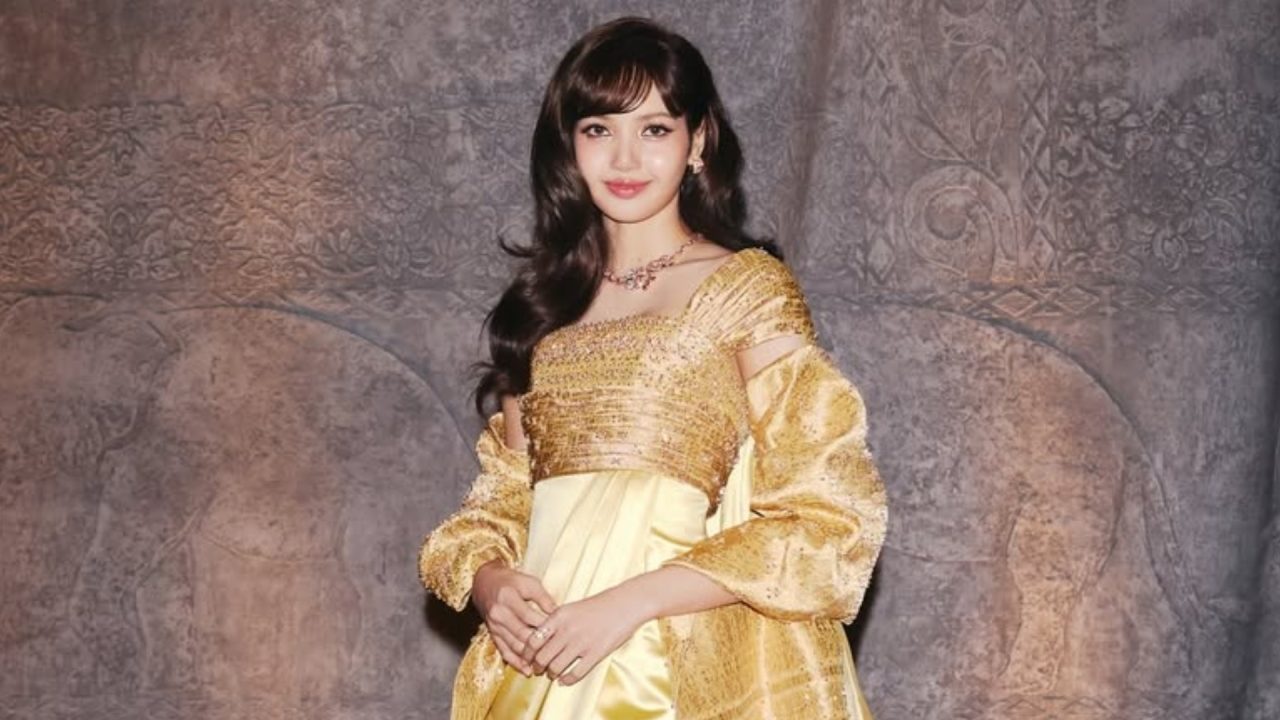 Em mais uma aparição histórica, Lisa usa look icônico Balmain Haute Couture