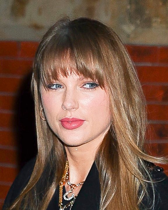 O look de Taylor Swift no casamento de Este Haim