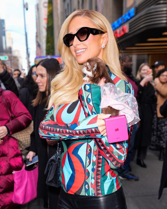 Paris Hilton revive anos 2000 com peça da Pucci